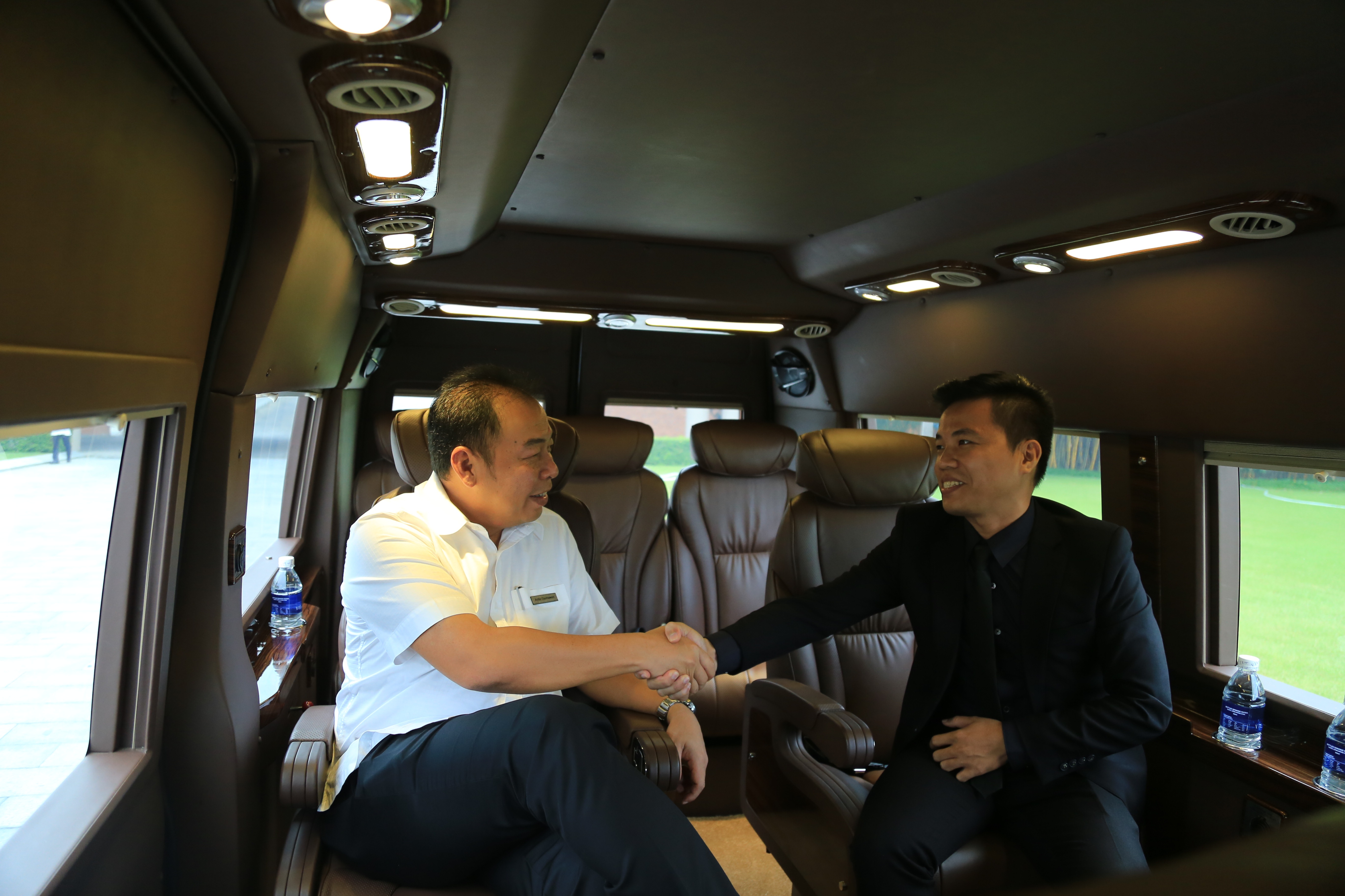 Ra mat doi xe dua don tieu chuan limousine tai Hyatt Danang hinh anh