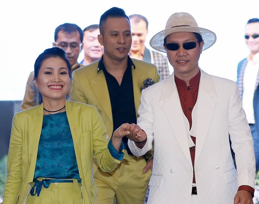 Doanh nhan tu tin trinh dien tren san catwalk tai Da Nang hinh anh