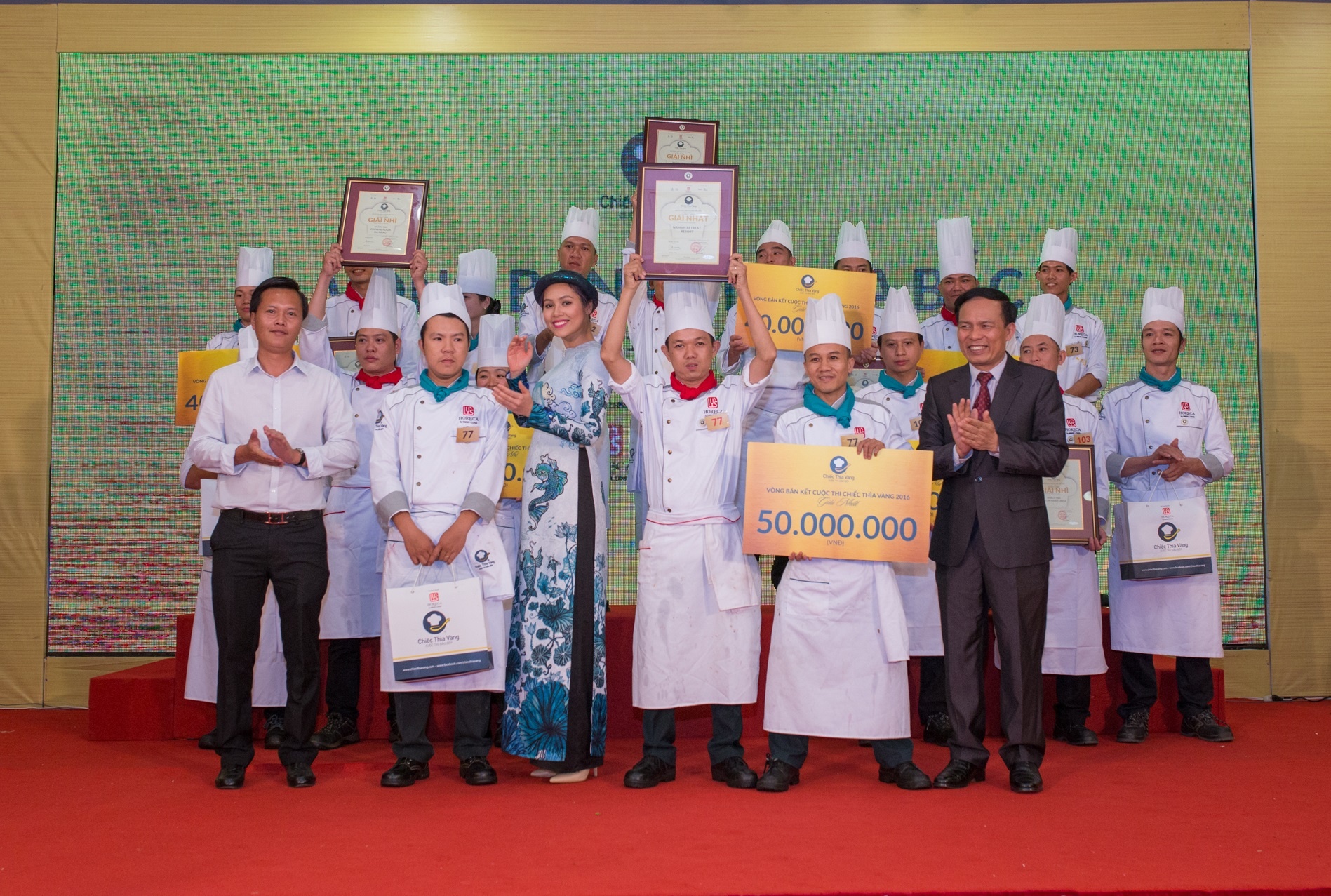 Chiec thia vang anh 12