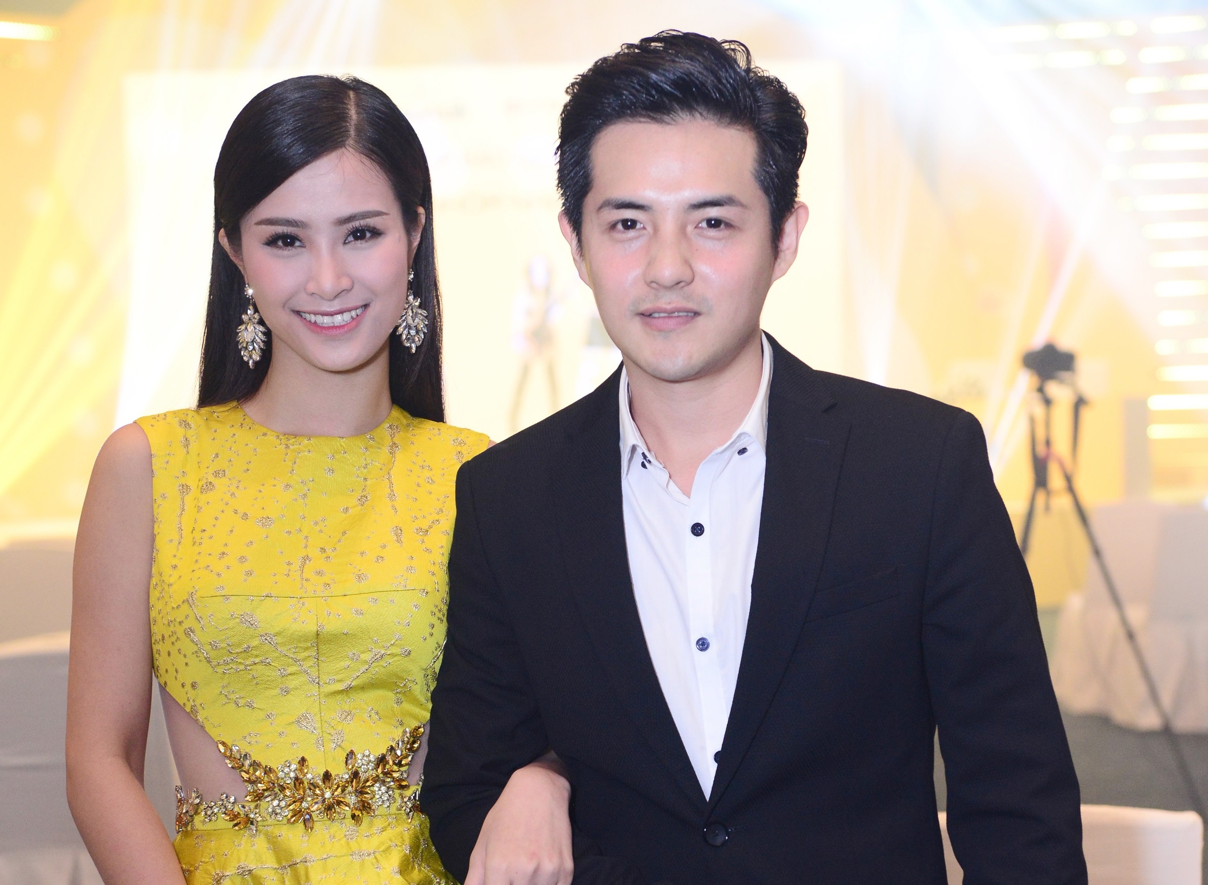 Dong Nhi: 'Toi va anh Thang chua bao gio bat dong quan diem' hinh anh