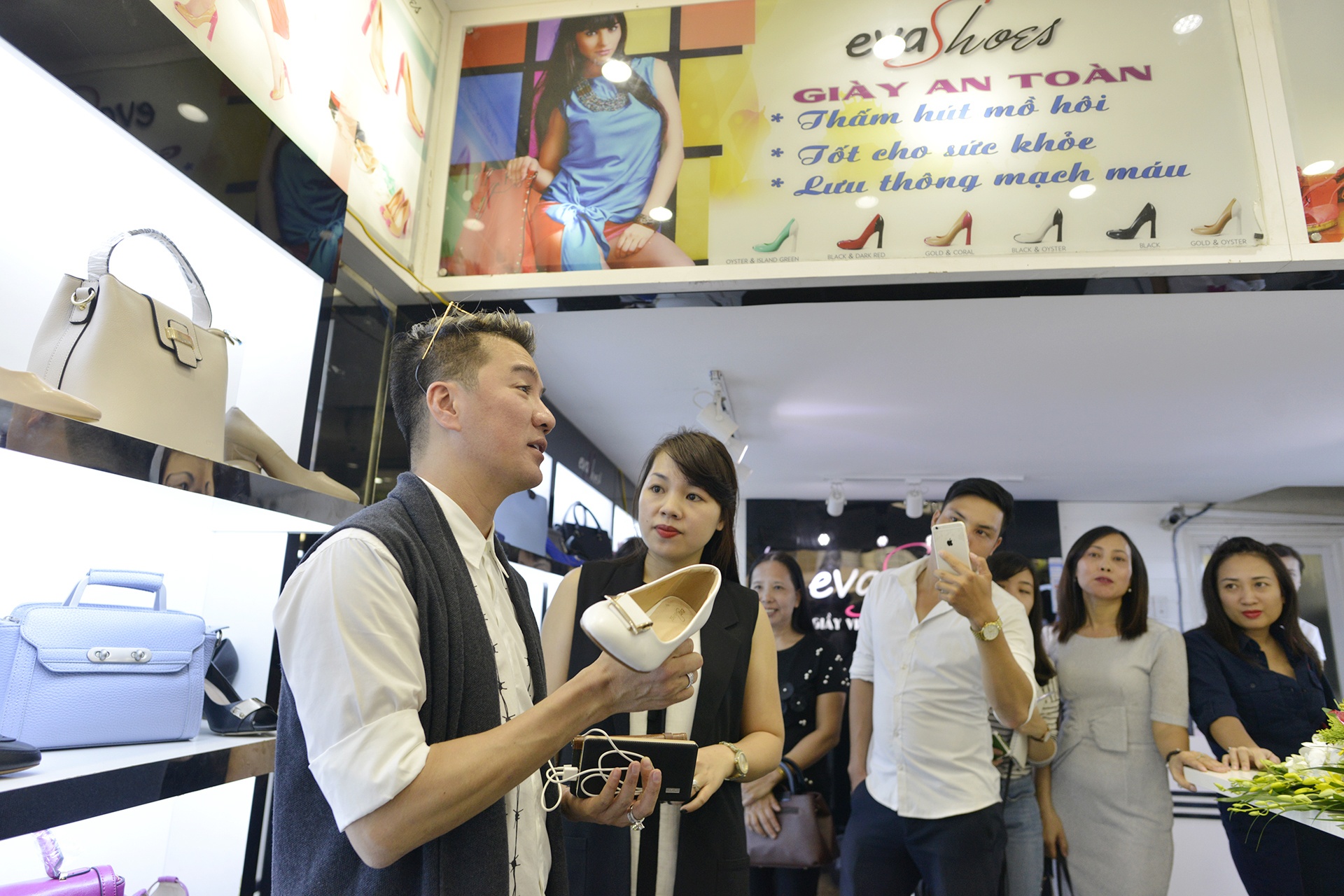 Dam Vinh Hung,  Evashoes anh 5