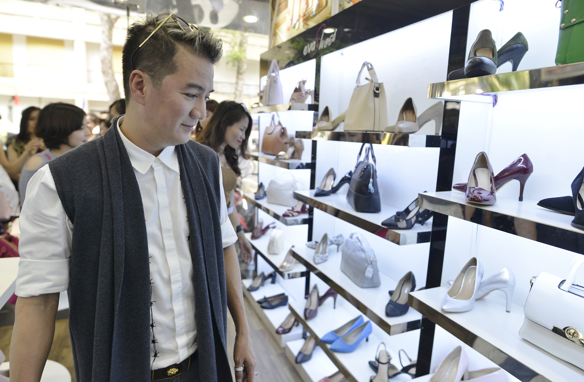 Dam Vinh Hung,  Evashoes anh 2