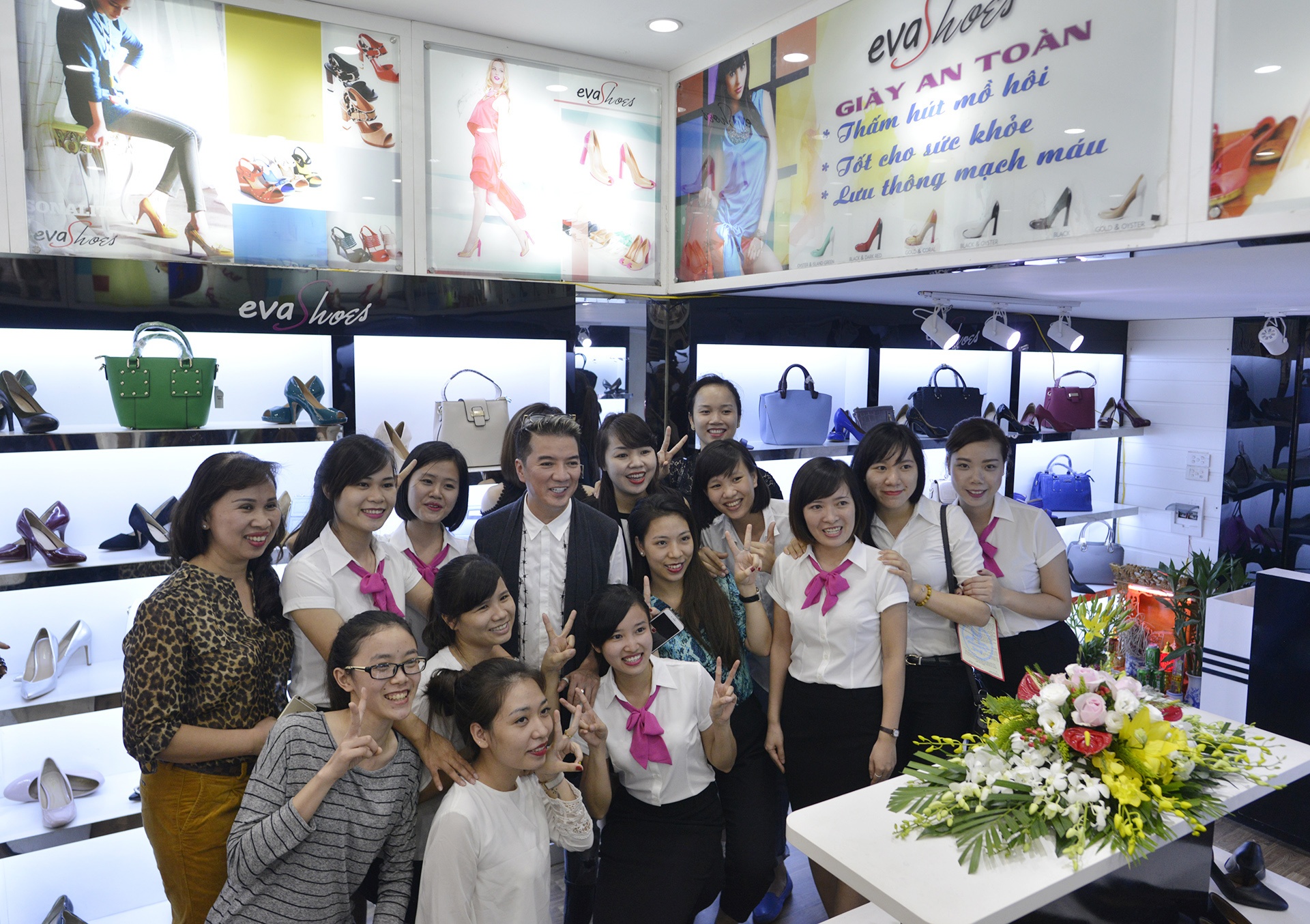 Dam Vinh Hung,  Evashoes anh 7