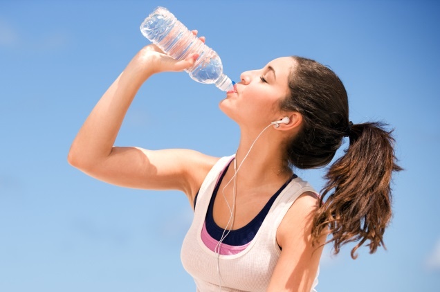 Nuoc uong khong an toan co the dan den loang xuong hinh anh