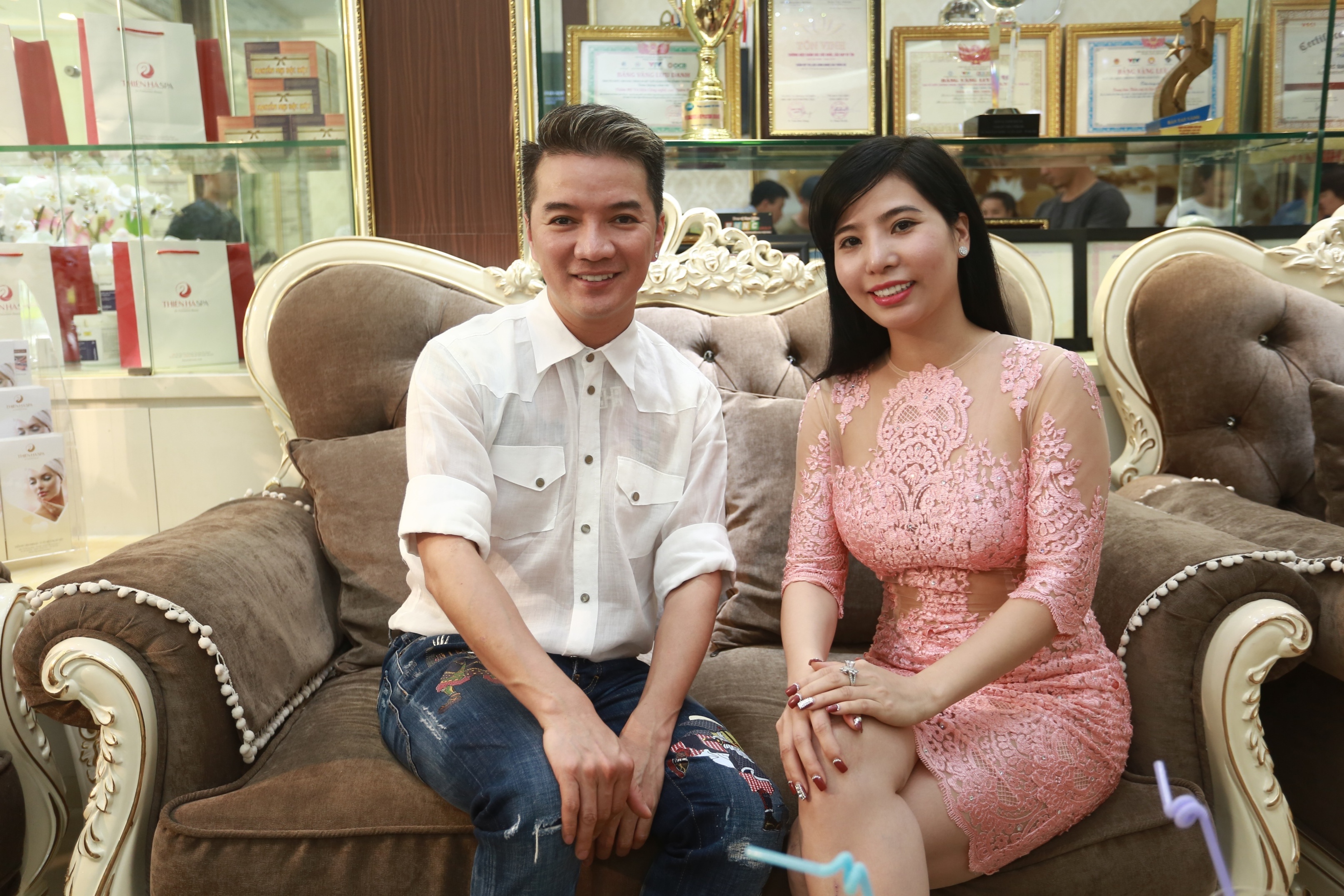 Dam Vinh Hung di spa anh 2