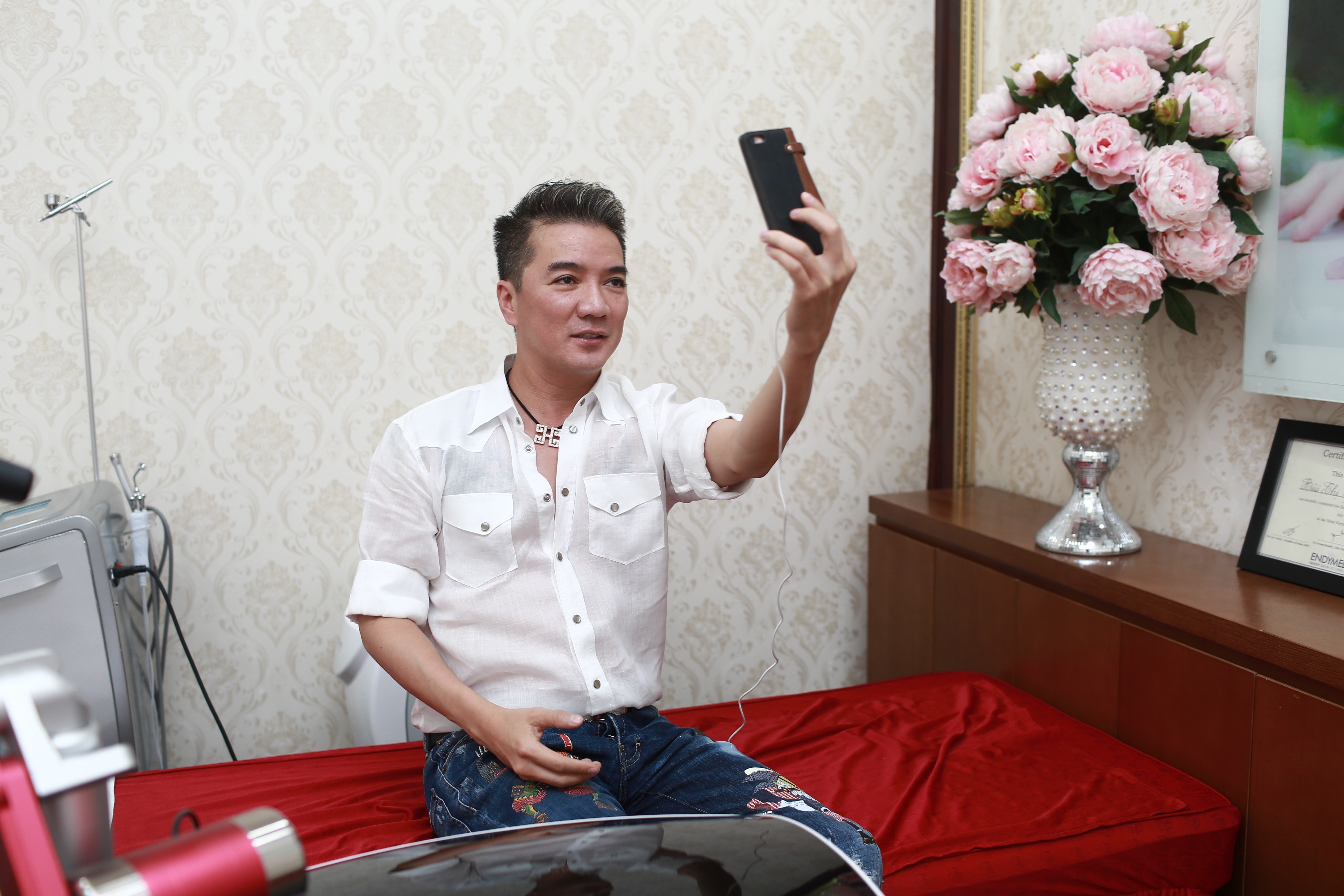 Dam Vinh Hung di spa anh 3