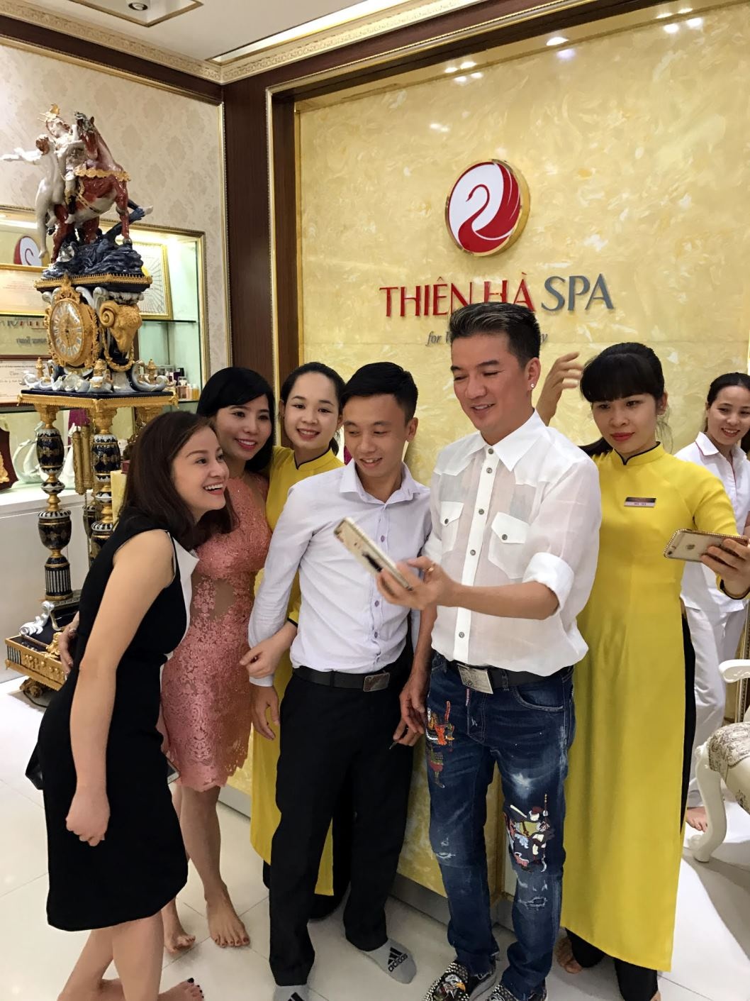 Dam Vinh Hung di spa anh 6