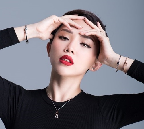 Xu huong su dung trang suc bac tao phong cach da dang hinh anh