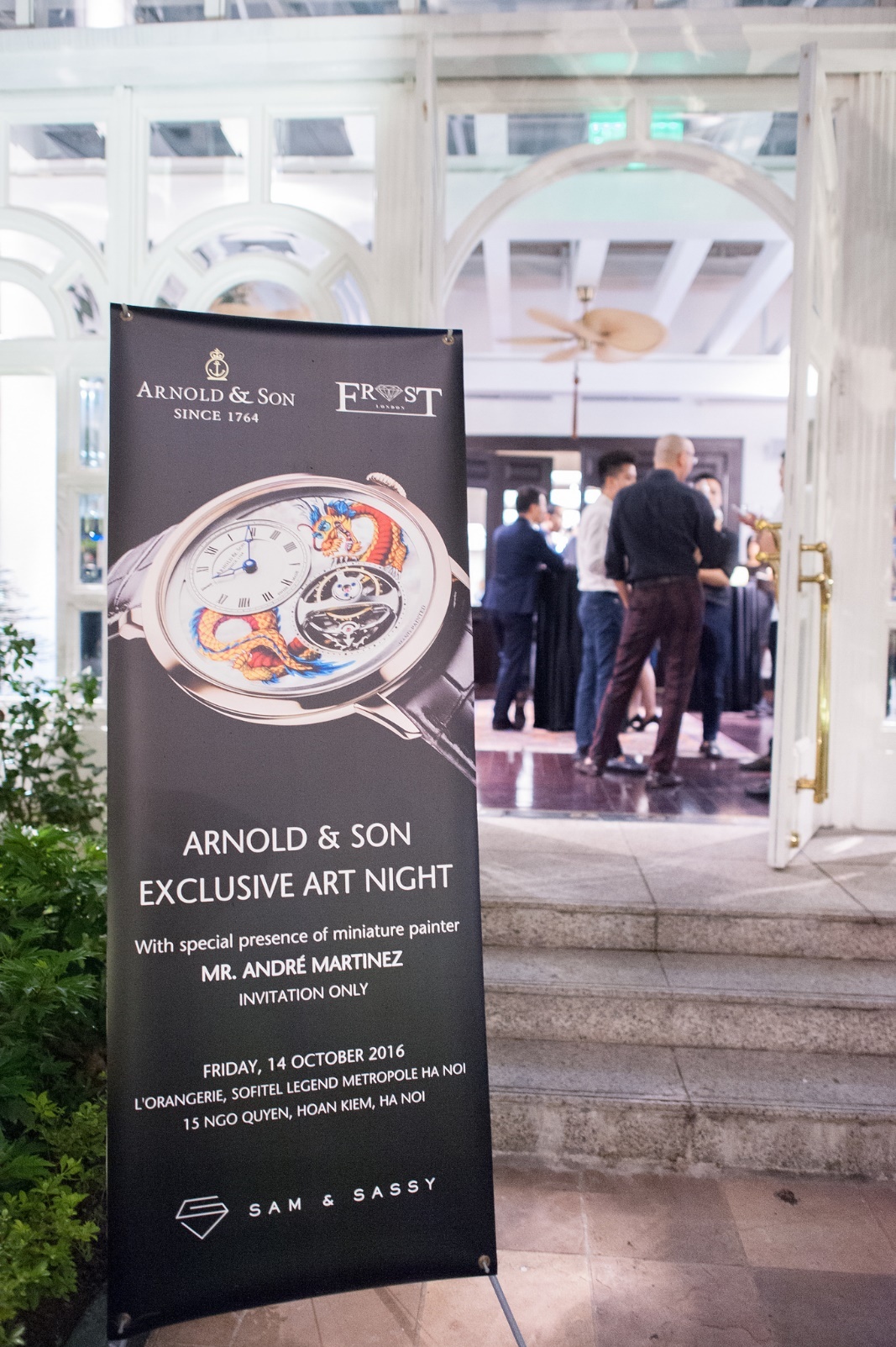 Frost of London Viet Nam anh 1