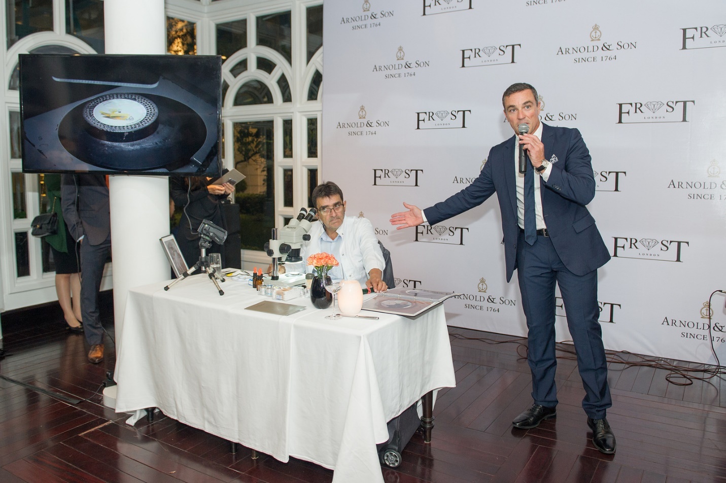 Frost of London Viet Nam anh 3