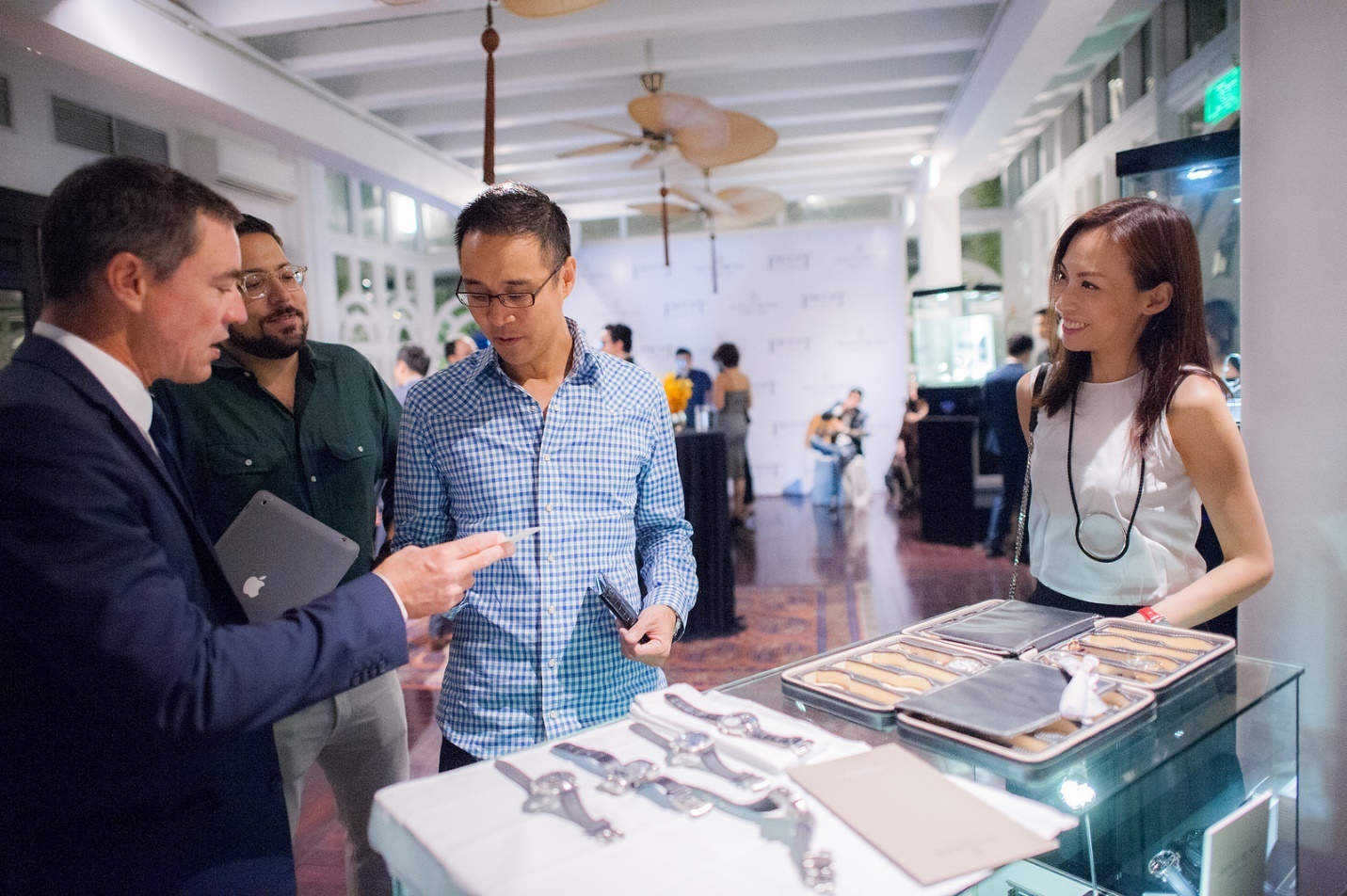 Frost of London Viet Nam anh 7