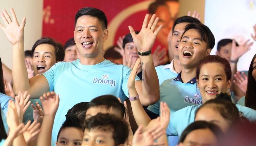 Binh Minh, Khanh Thi cover dieu nhay giat do vui nhon hinh anh