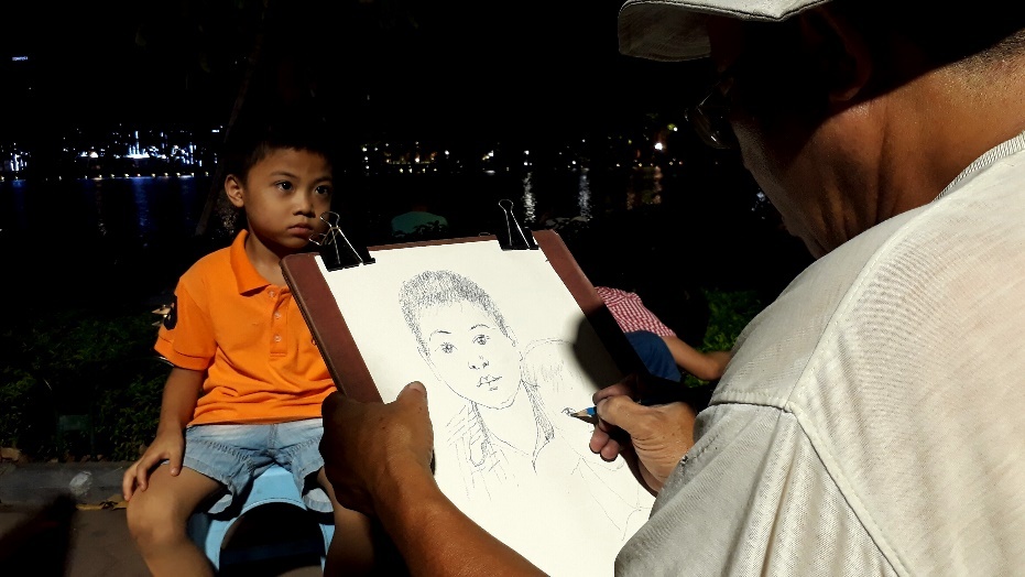 Nghe thuat co truyen, tro choi dan gian o pho di bo Ha Noi hinh anh