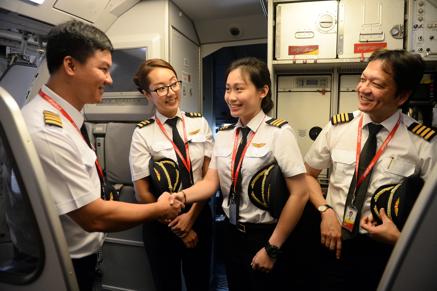 hai nu phi cong 9X xinh dep anh 5