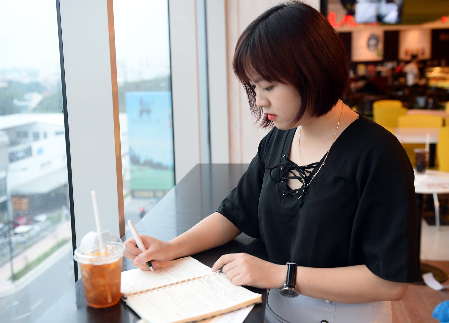 hai nu phi cong 9X xinh dep anh 3