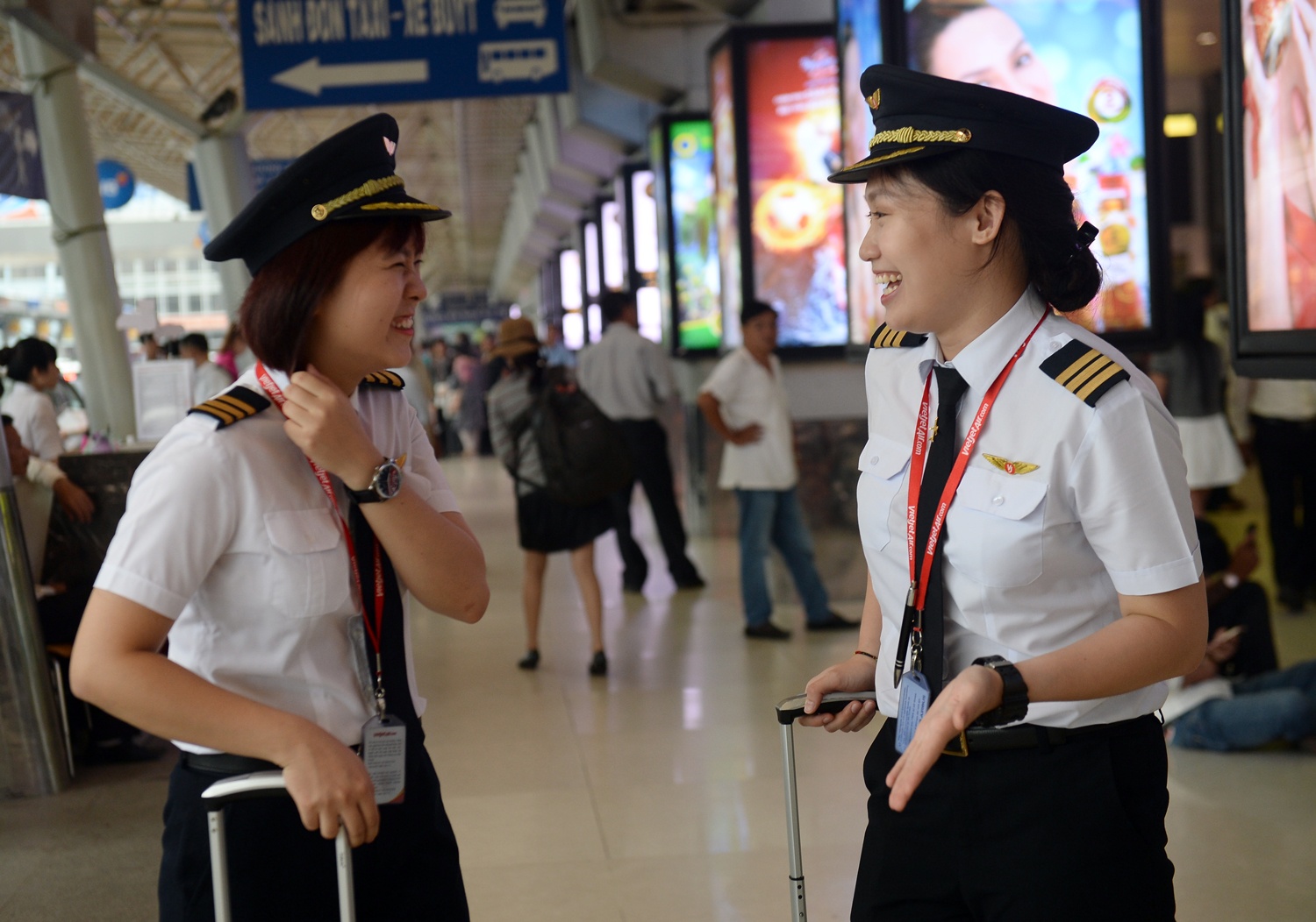 hai nu phi cong 9X xinh dep anh 1