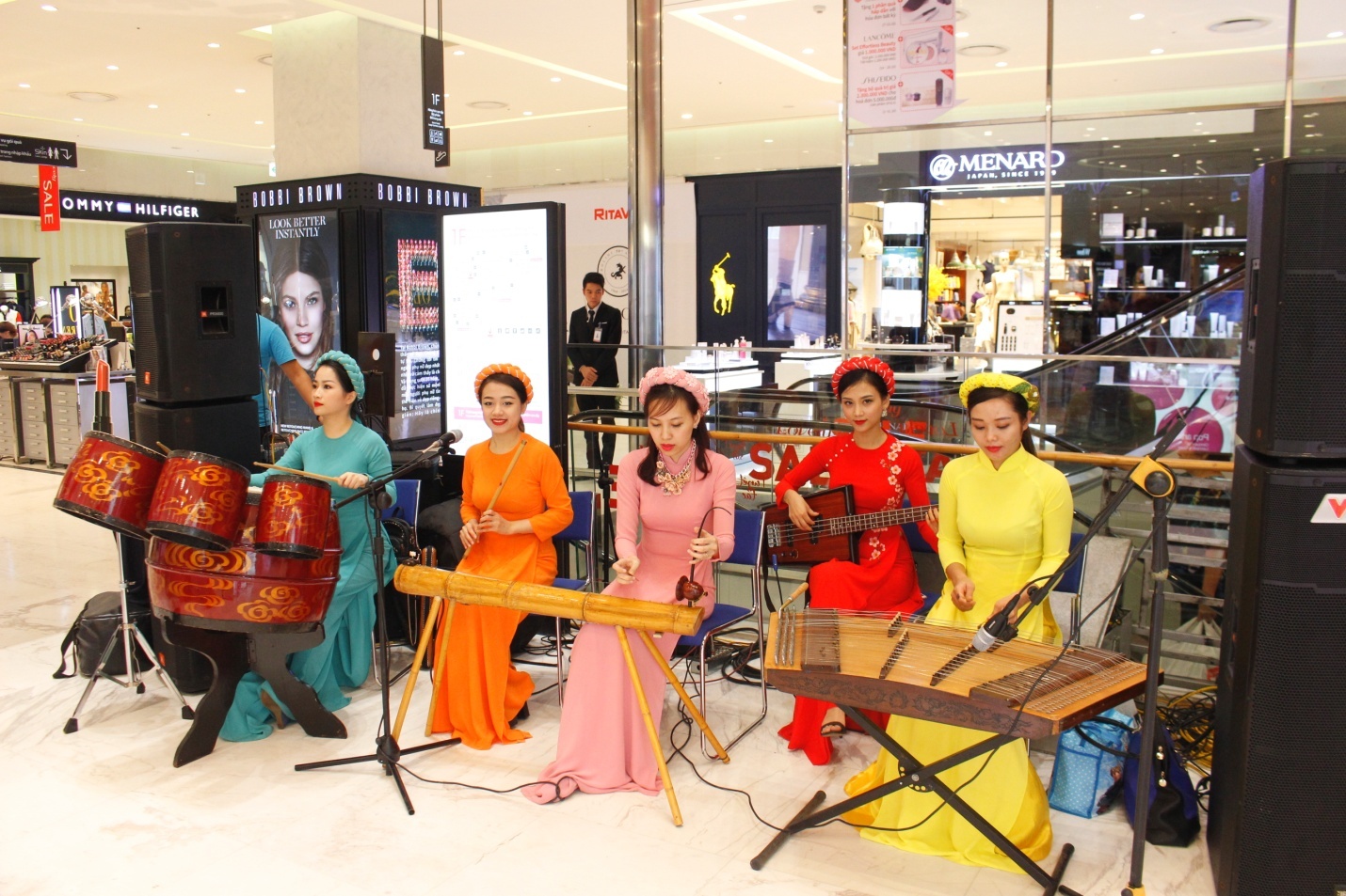 ngay Phu nu Viet Nam,  le hoi ao dai,  Lotte Depart anh 2