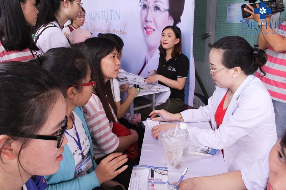 Dieu tri mun Dr Hue dong hanh cung sinh vien hinh anh