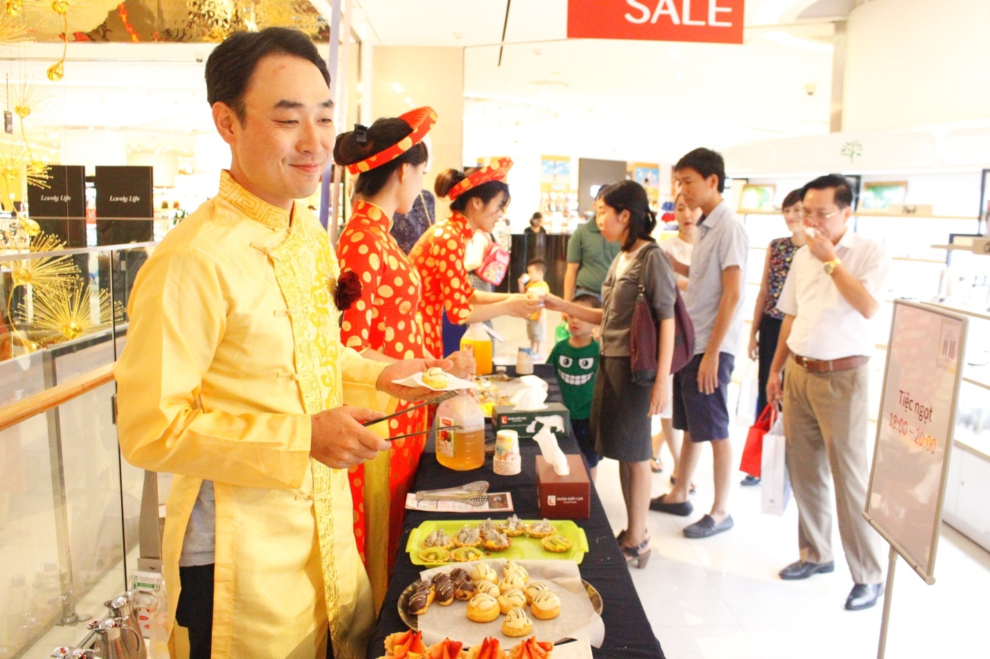 ngay Phu nu Viet Nam,  le hoi ao dai,  Lotte Depart anh 4