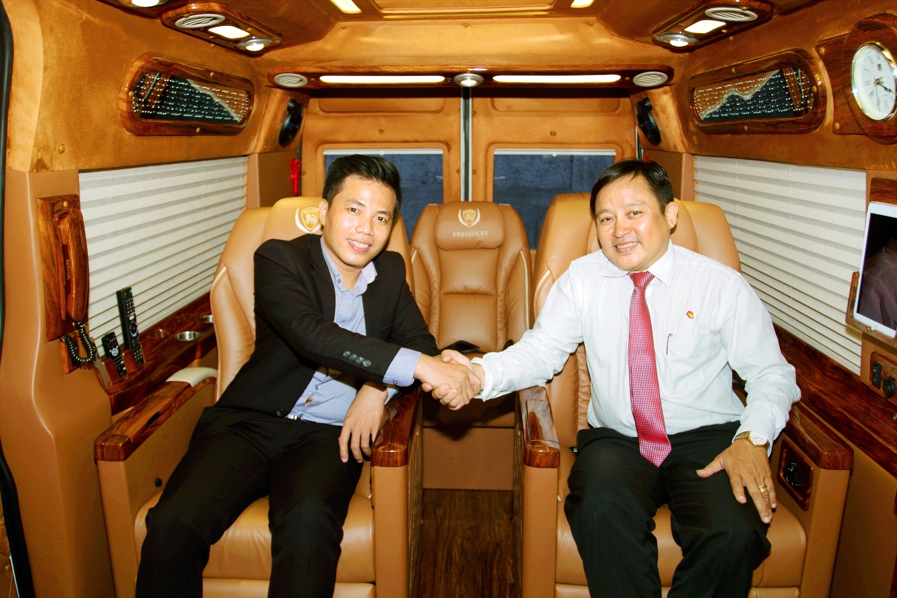 Ra mat doi xe tieu chuan Limousine tai resort Hon Tam hinh anh
