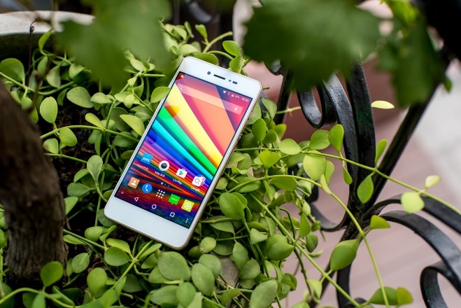 Lai Yuna X,  The Gioi Di Dong anh 2