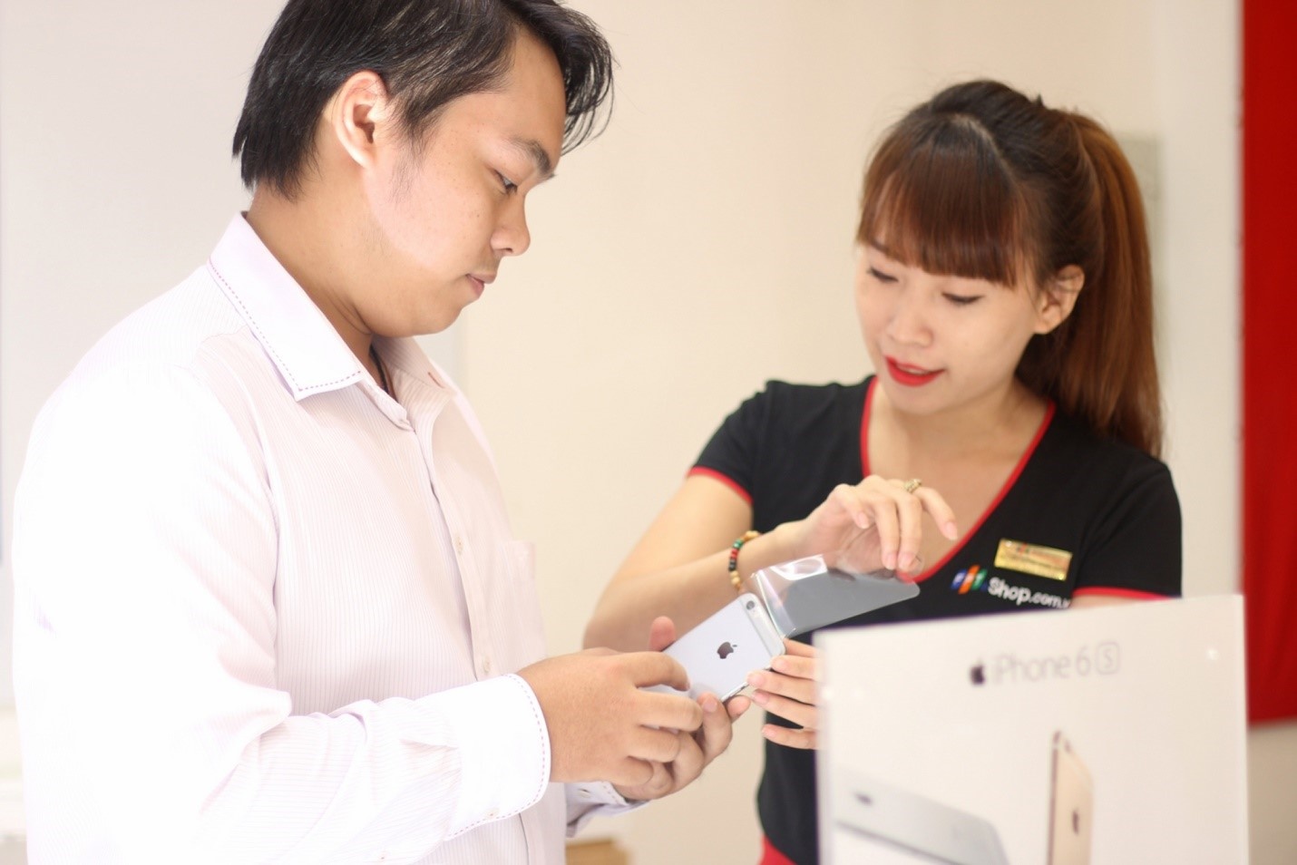 Nhieu smartphone giam 4 trieu dong dip Halloween o FPT Shop hinh anh