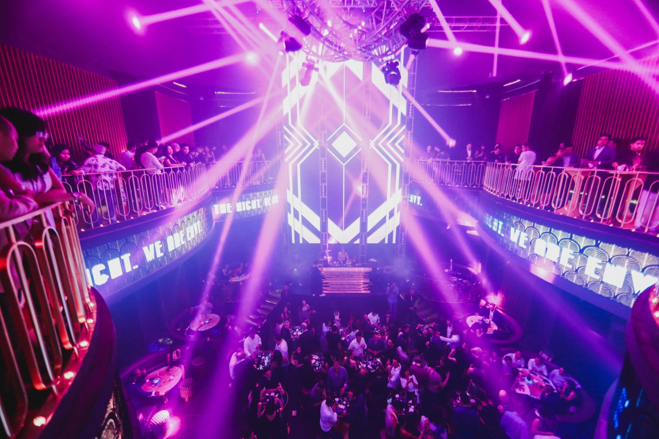 A hau Thuy Van dien do da anh 10