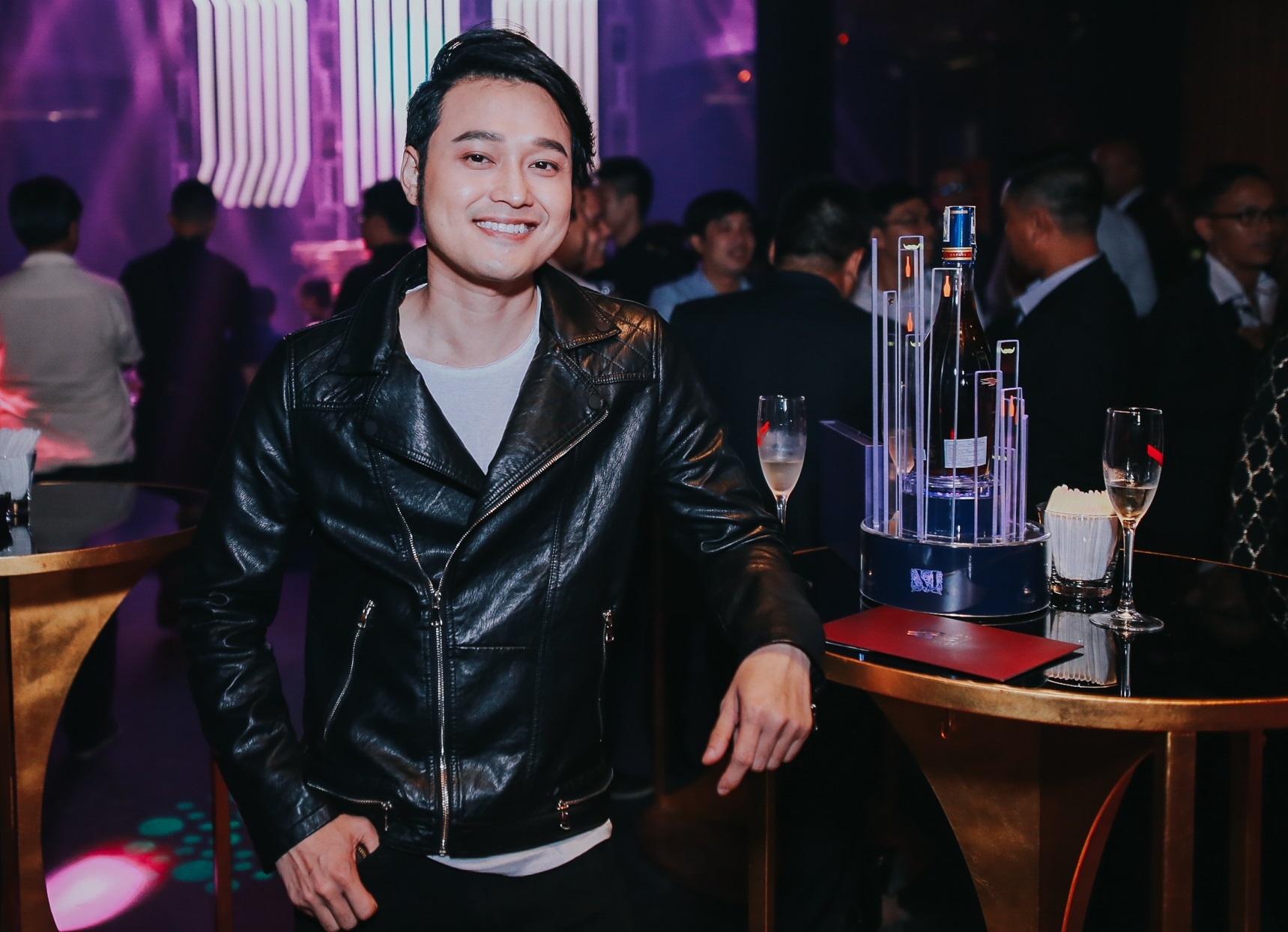 A hau Thuy Van, Quang Vinh dien do da di du tiec hinh anh