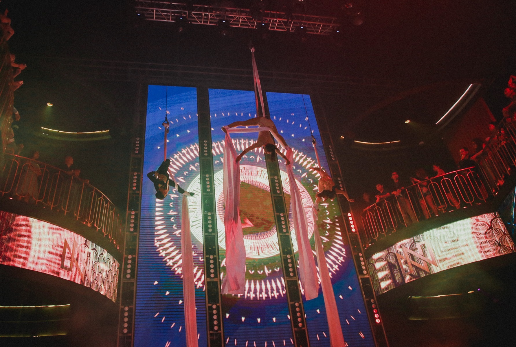 A hau Thuy Van dien do da anh 9