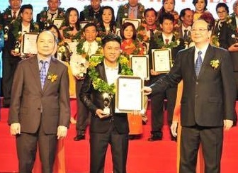 Salon Huy Blue nhan giai thuong Thuong hieu manh dat Viet hinh anh