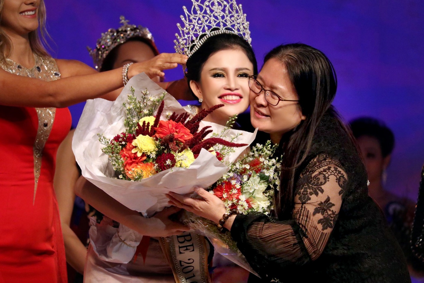 Hoa hau Phu nhan VN Hoan cau 2016 anh 2