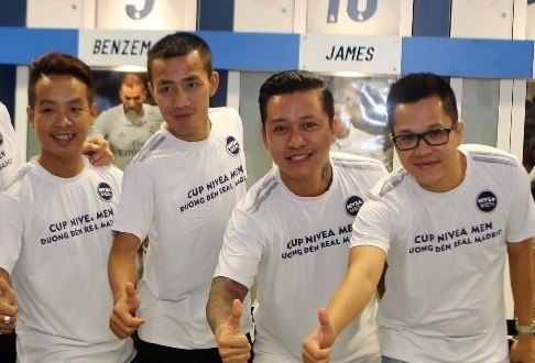 Tuan Hung va cau thu phui Viet tap huan tai san Bernabeu hinh anh