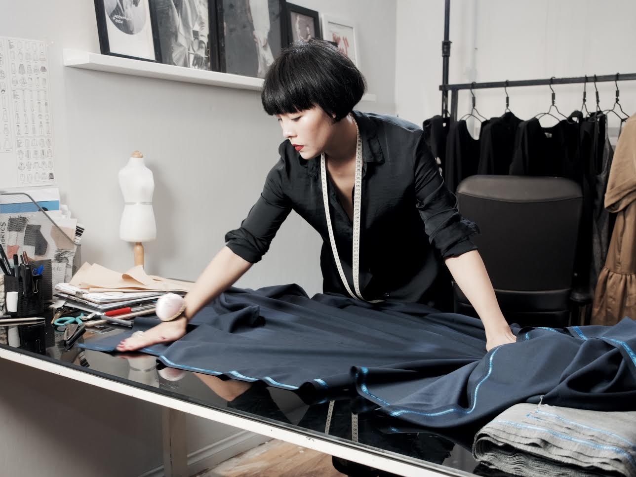 NTK Viet dau tien theo xu huong thoi trang chat lieu o VIFW hinh anh