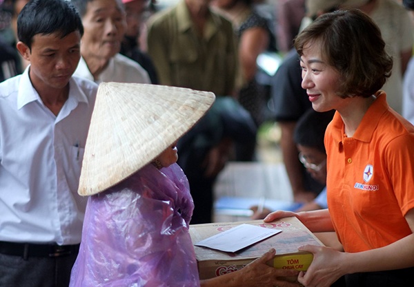 EVN HANOI ung ho hon 1,5 ty dong cho dong bao mien Trung hinh anh