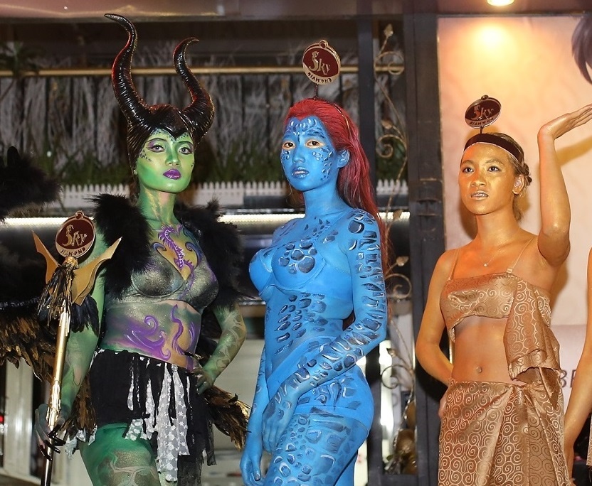 Nguoi dan dat dan chan dai khuay dong Halloween tai Sai Gon hinh anh