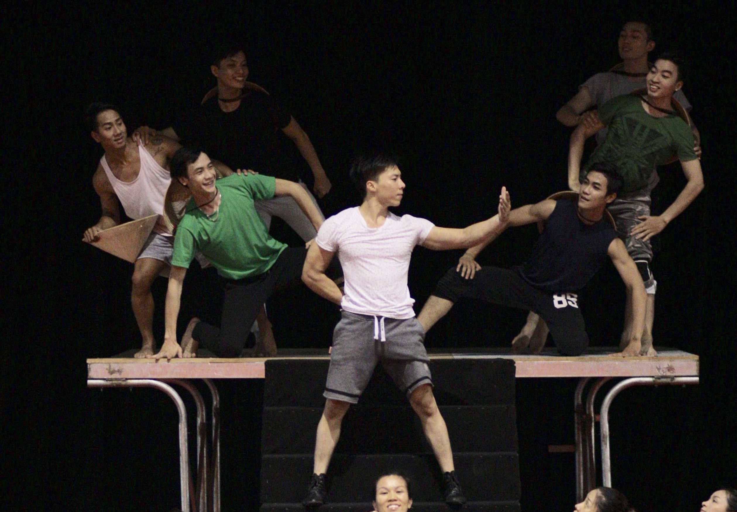 Quoc Co, Quoc Nghiep tap luyen thau dem cho liveshow tien ty hinh anh