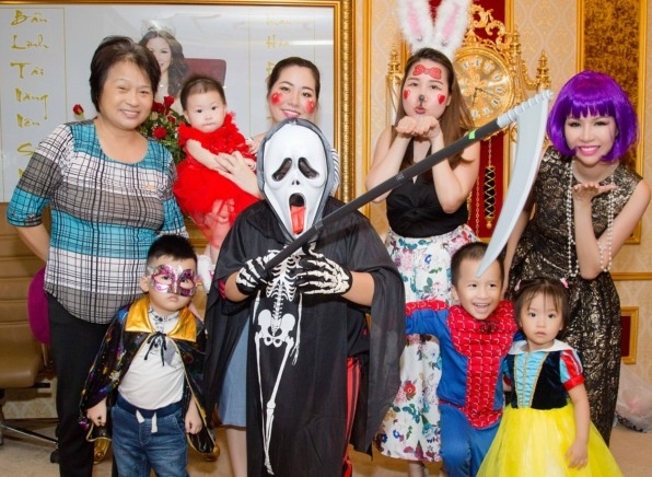 Nhan vien Long Hoang Security hoa trang ma mi don Halloween hinh anh