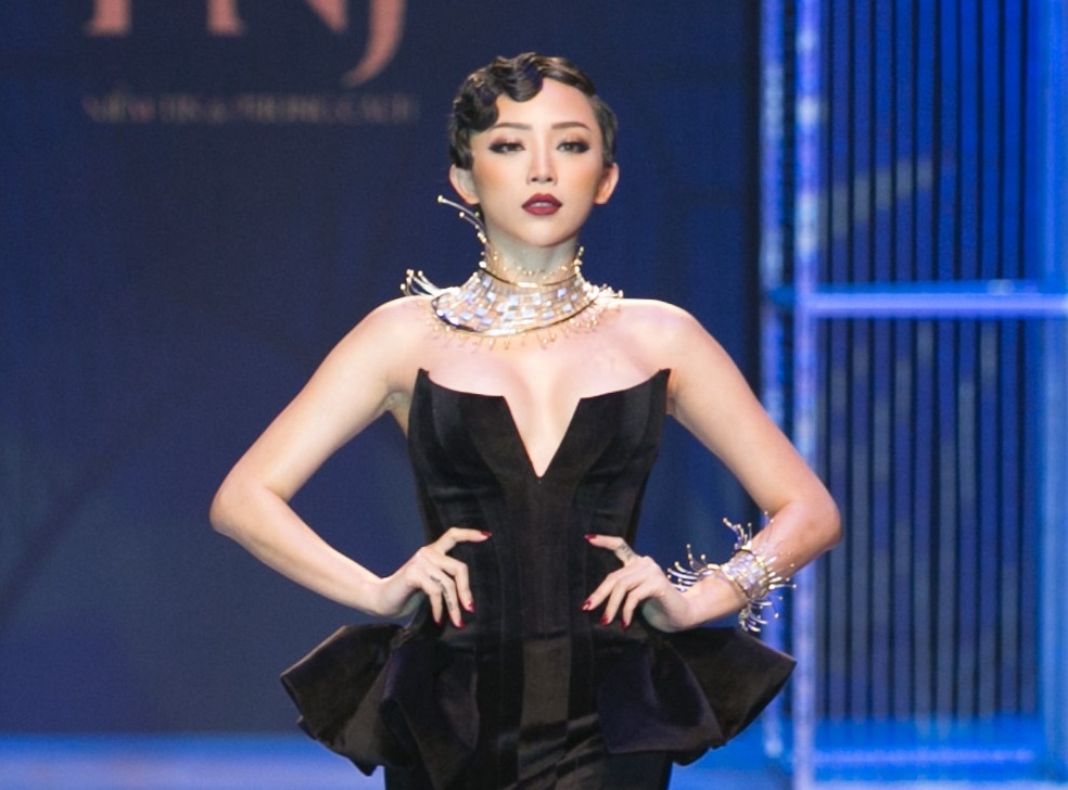 Toc Tien thu hut moi anh nhin trong lan dau catwalk tai VIFW hinh anh