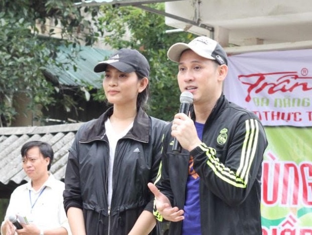 Am thuc Tran Da Nang tang 300 trieu dong cho ba con vung lu hinh anh