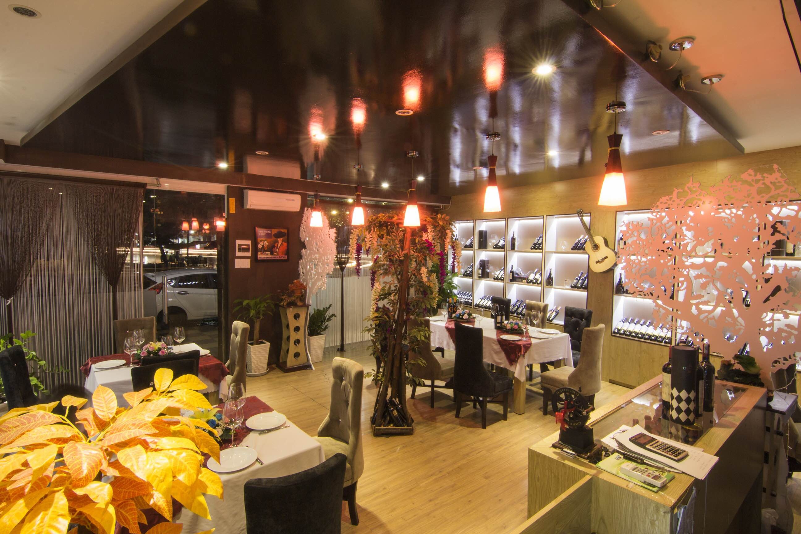 Khong gian am thuc dam chat Tay o Vung Tau hinh anh