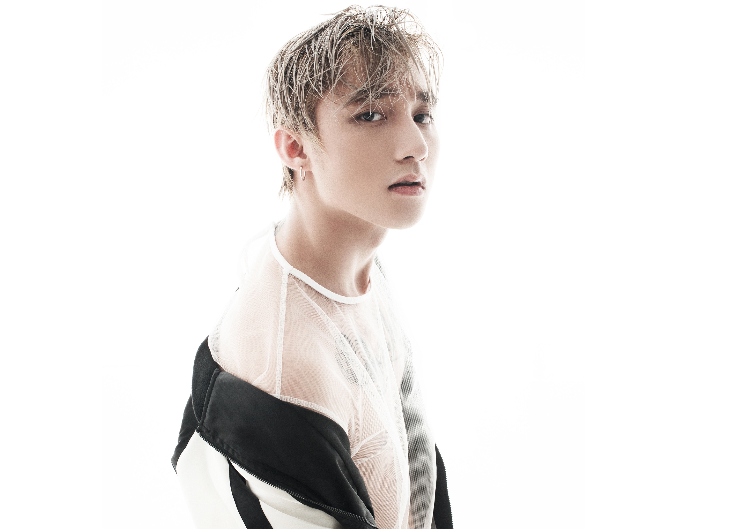 Son Tung M-TP khoe body voi ao luoi trang hinh anh