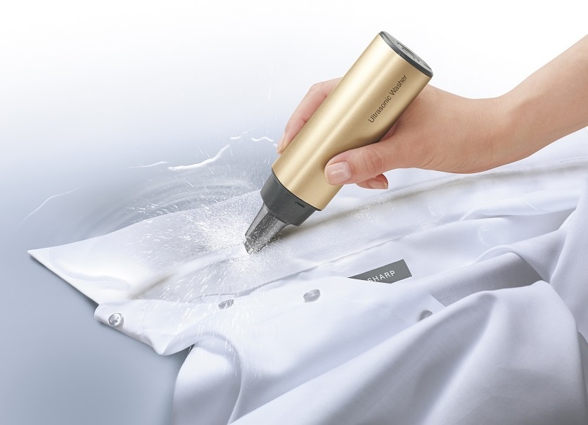 Tay rua quan ao bang song sieu am Ultrasonic Washer tu Sharp hinh anh