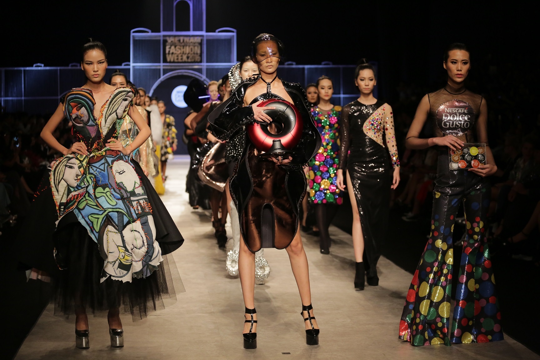 Quan quan Project Runway ra BST voi cam hung ca phe hinh anh