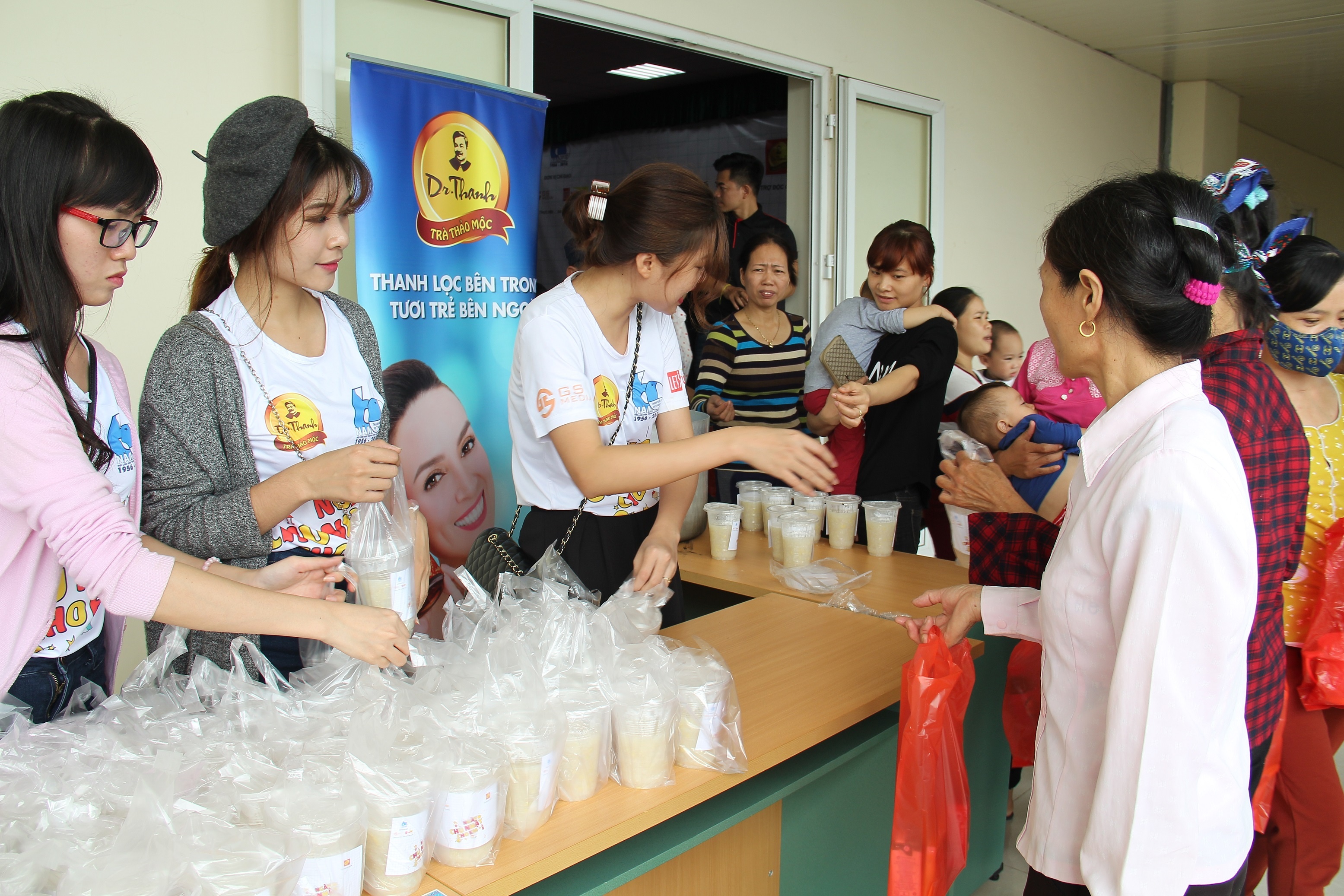 Tan Hiep Phat,  Tra Thao moc Dr Thanh,  Chu nhat cho anh 4