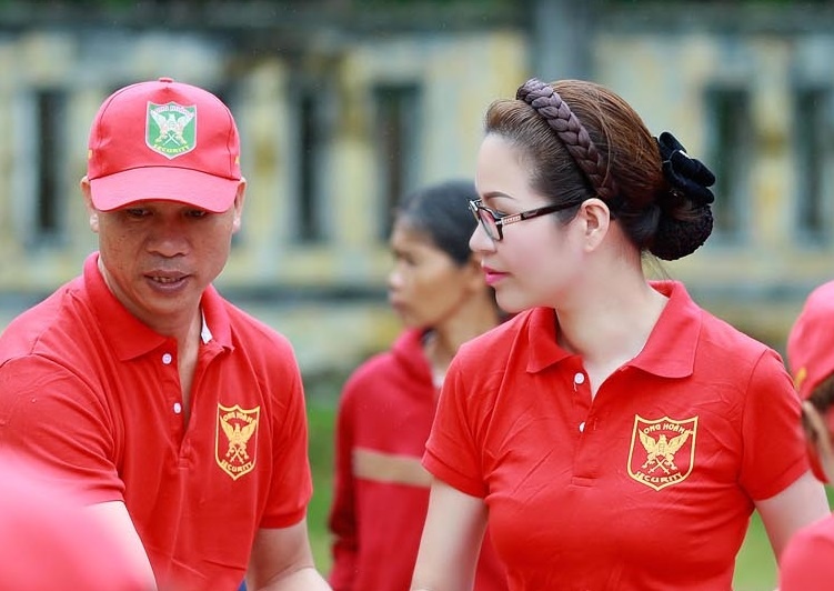 HH Quy ba Bui Thi Ha tang qua cho dong bao lu lut mien Trung hinh anh