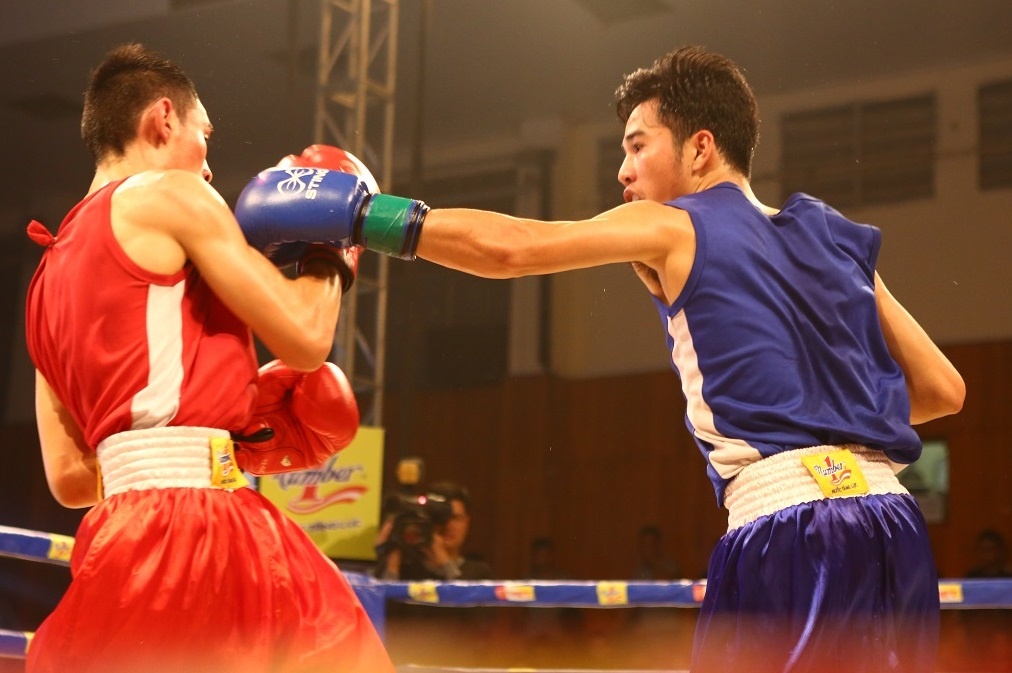 Khan gia hao hung voi tran chung ket boxing tai Ha Noi hinh anh