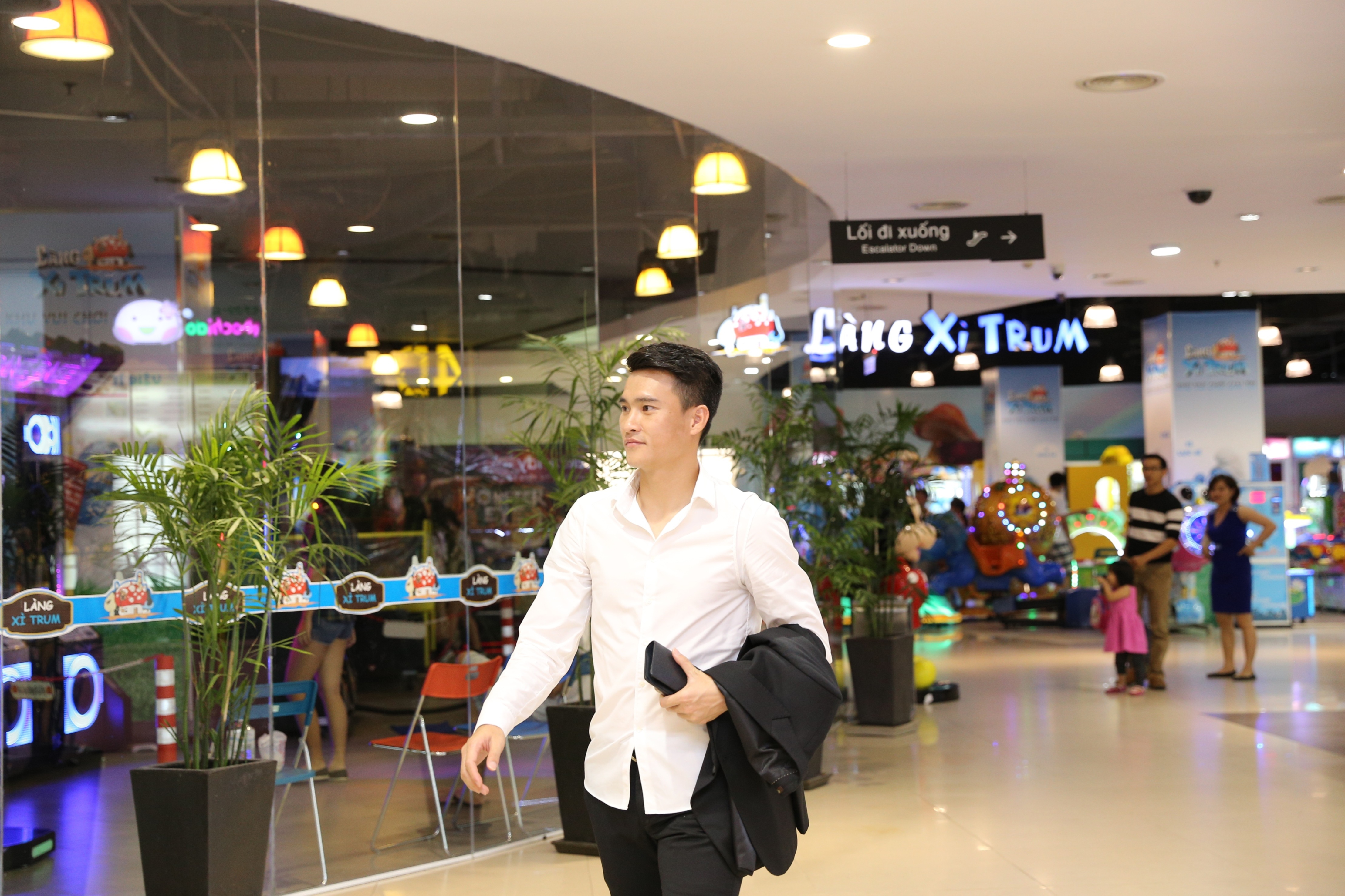 Cong Vinh hoc lam banh mi tang ba xa Thuy Tien anh 1