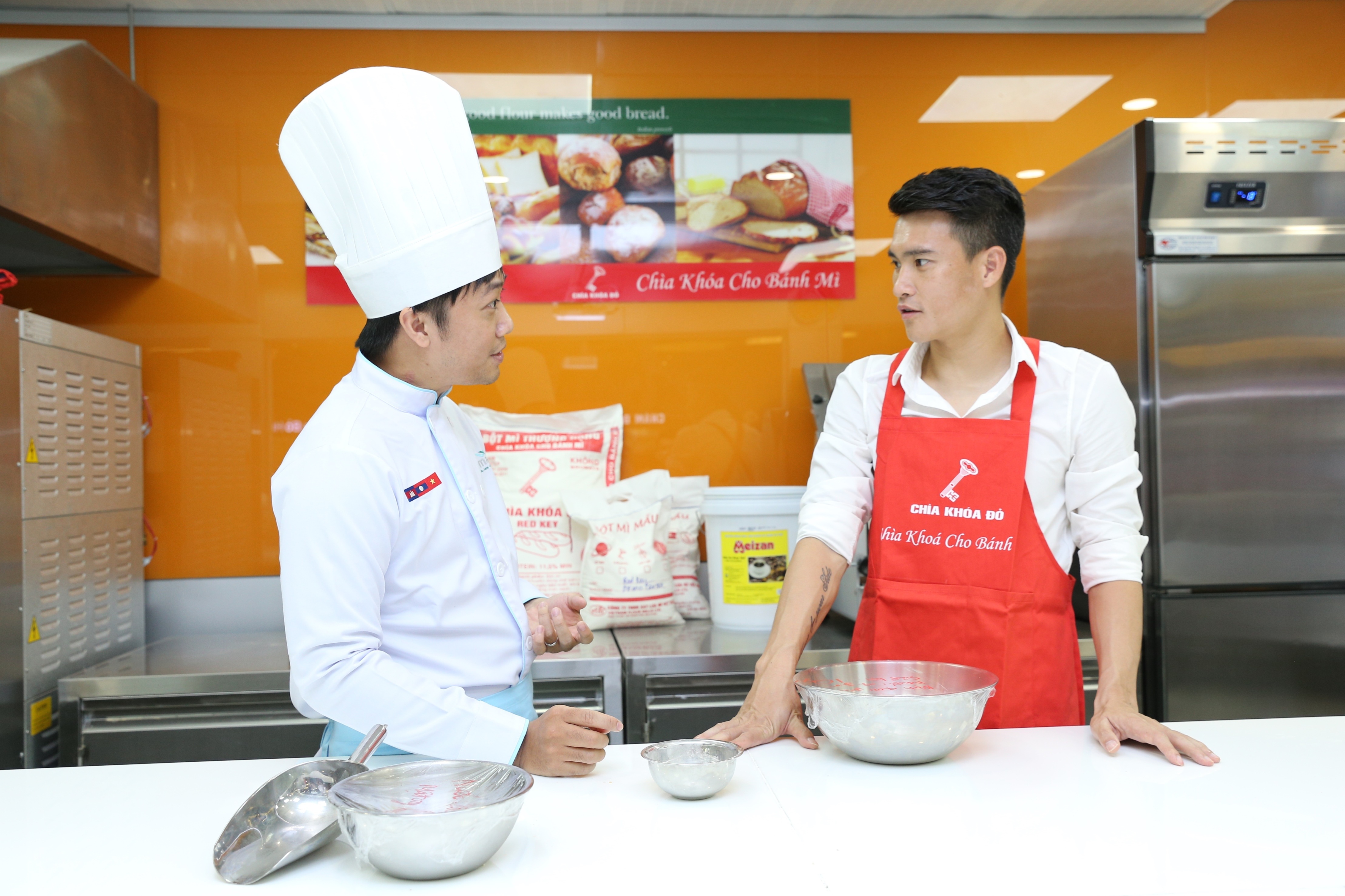 Cong Vinh hoc lam banh mi tang ba xa Thuy Tien anh 3