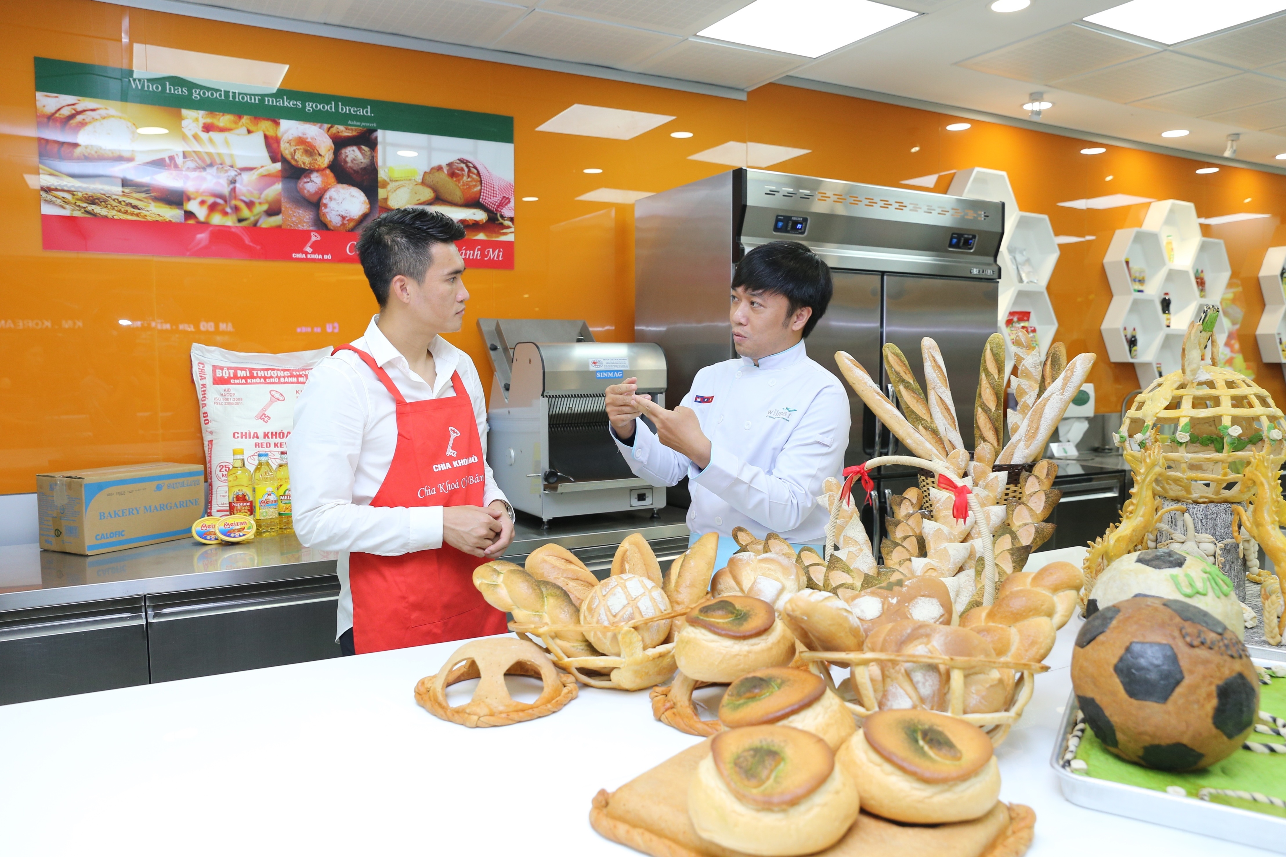 Cong Vinh hoc lam banh mi tang ba xa Thuy Tien anh 4