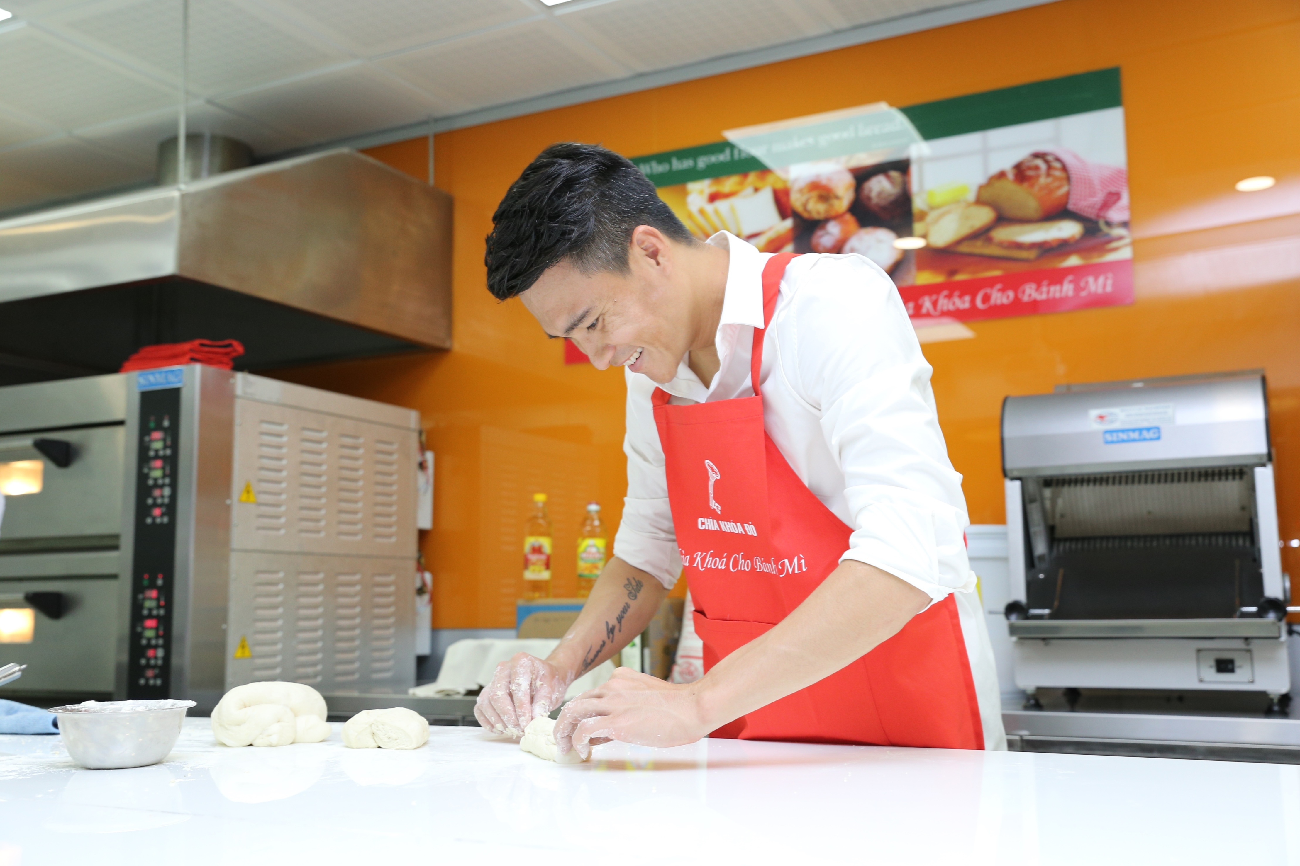 Cong Vinh hoc lam banh mi tang ba xa Thuy Tien anh 5